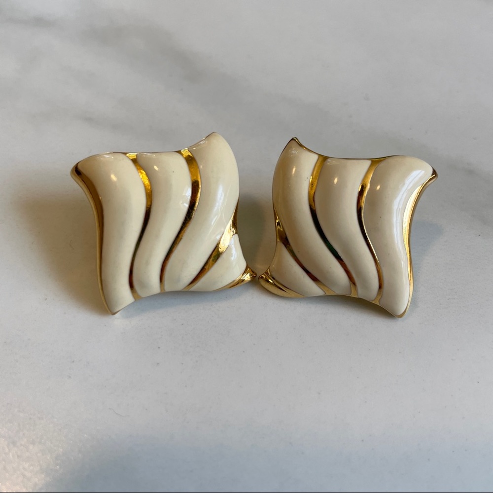 Cute vintage earrings. Cream and gold.